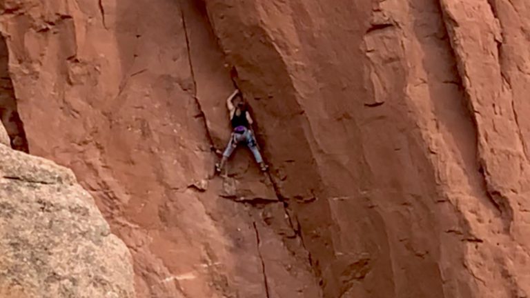 Exploremos, un paisaje entre gigantescas rocas rojas y naranja