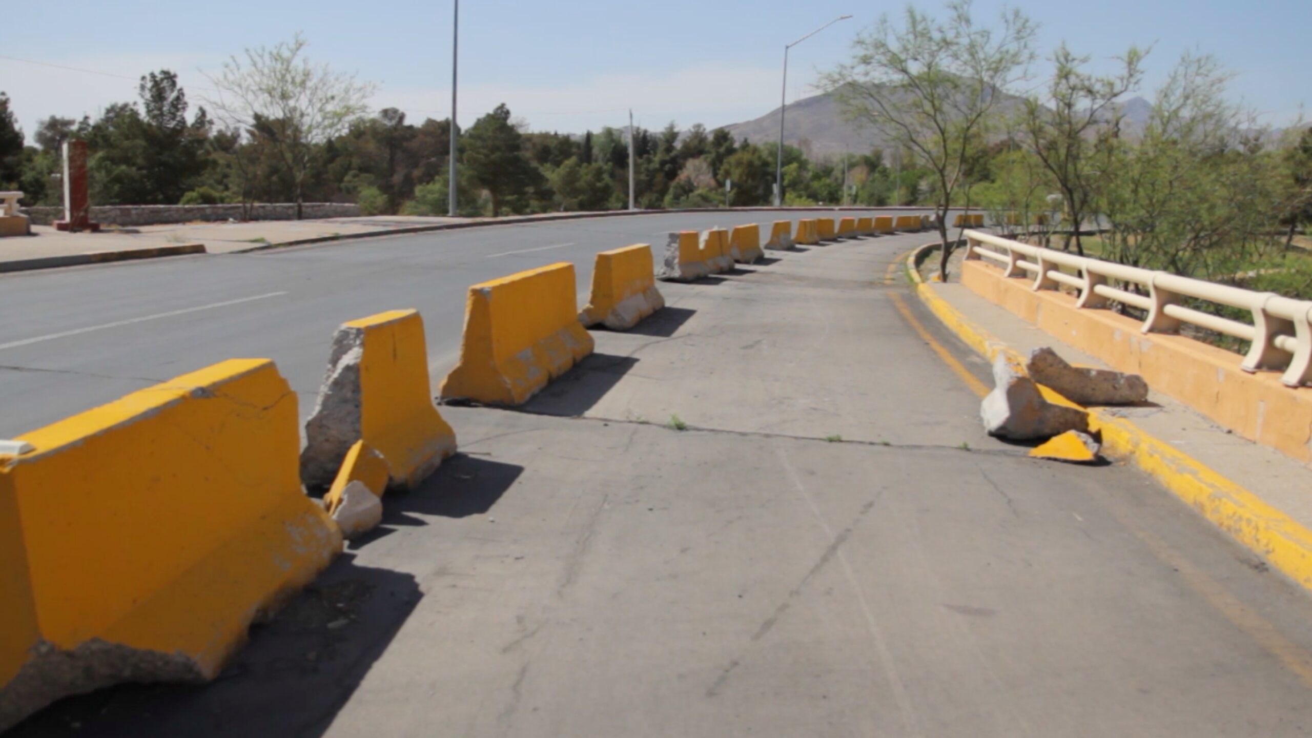 Puente en Juárez con grietas y cuarteaduras