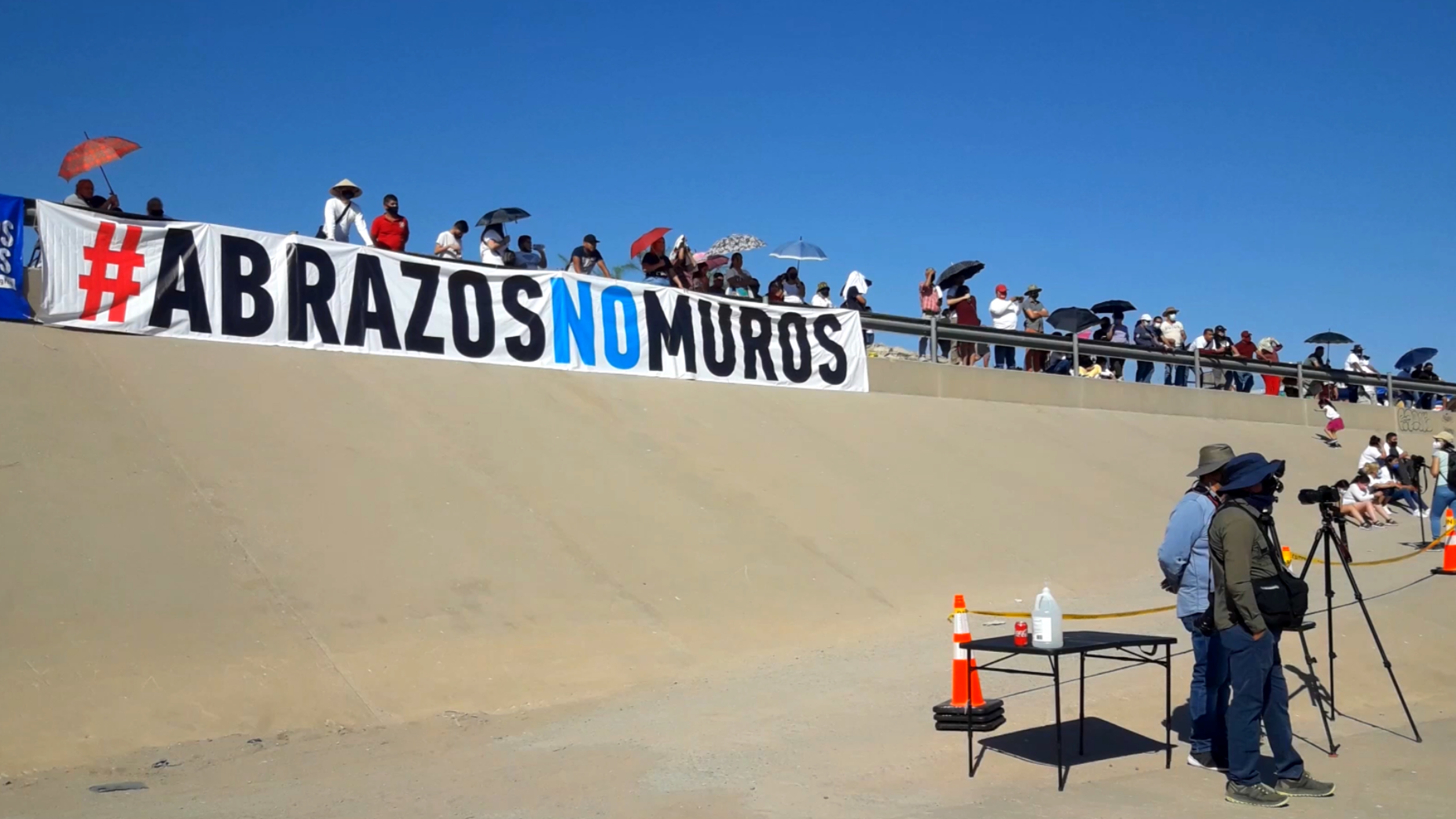 Abrazos-no-muros-hugs-not-walls-Jorge-Romero-camarografo