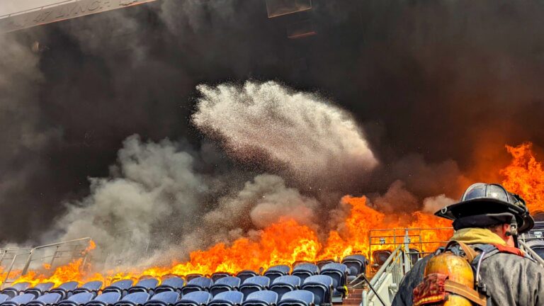 Estadio de los Broncos de Denver en llamas