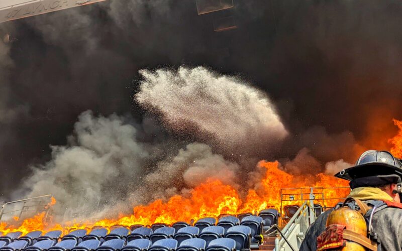 Estadio de los Broncos de Denver en llamas